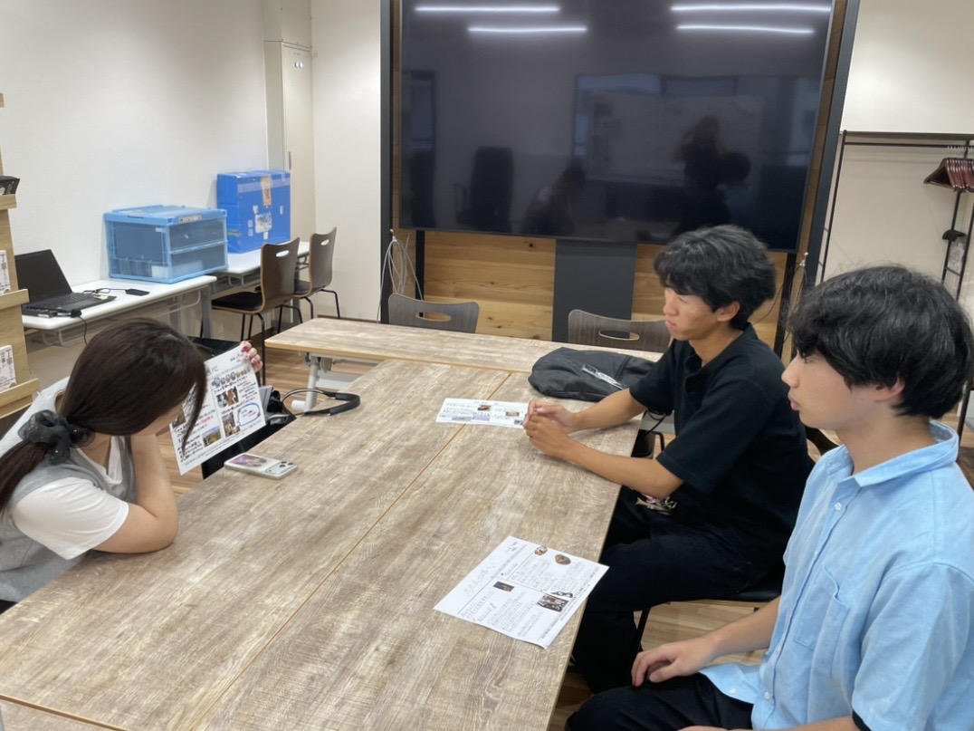 内定者通心の内容を発表している様子