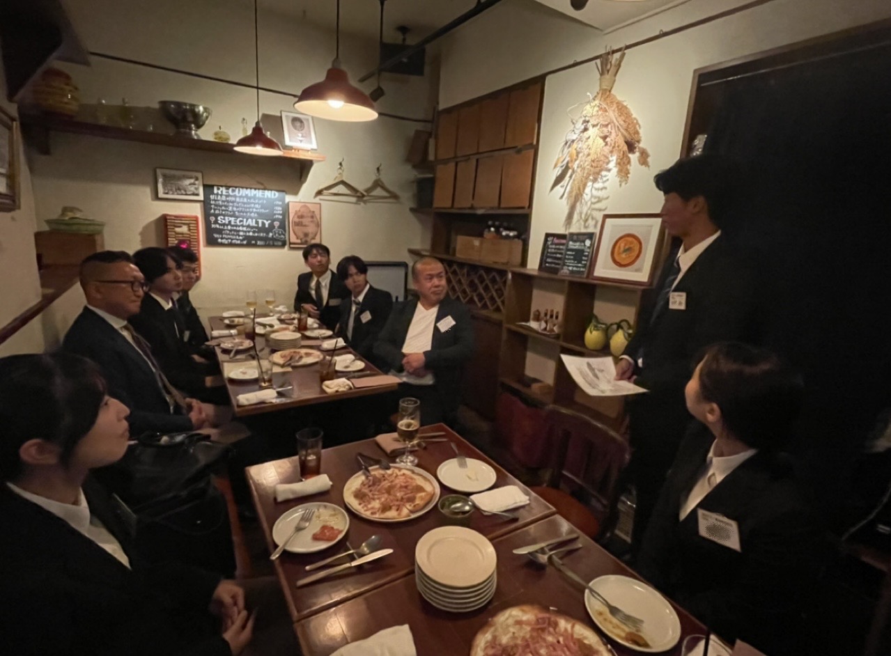 池田ピアノ運送の内定式後の懇親会で自己紹介をしている様子