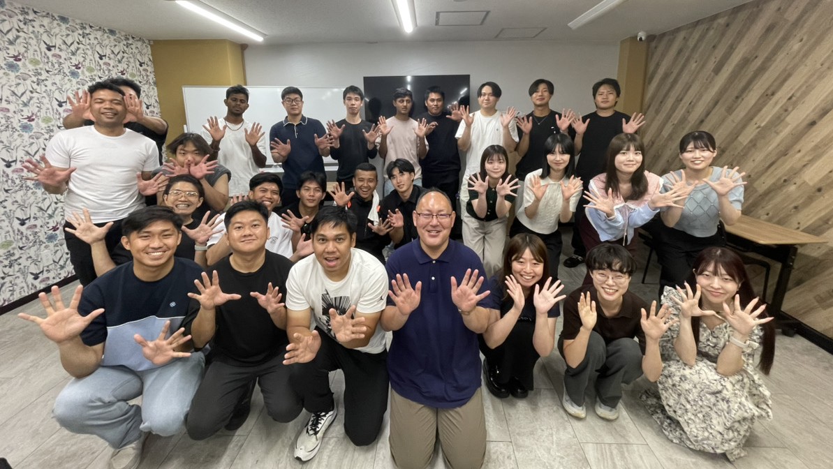 ベテラン社員が若手社員へ経験や仕事への考え方を伝える講話研修の様子